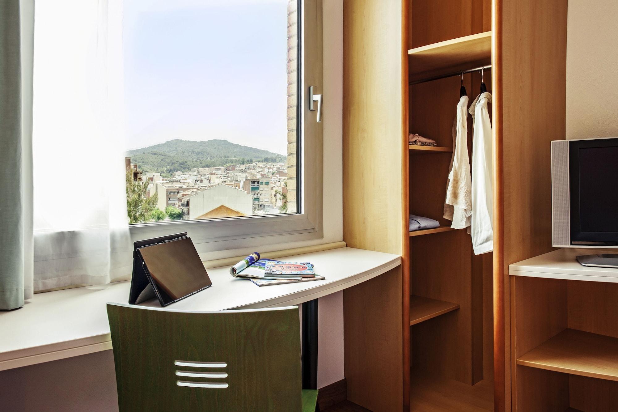 Hotel Ibis Barcelona Molins De Rei Exteriér fotografie