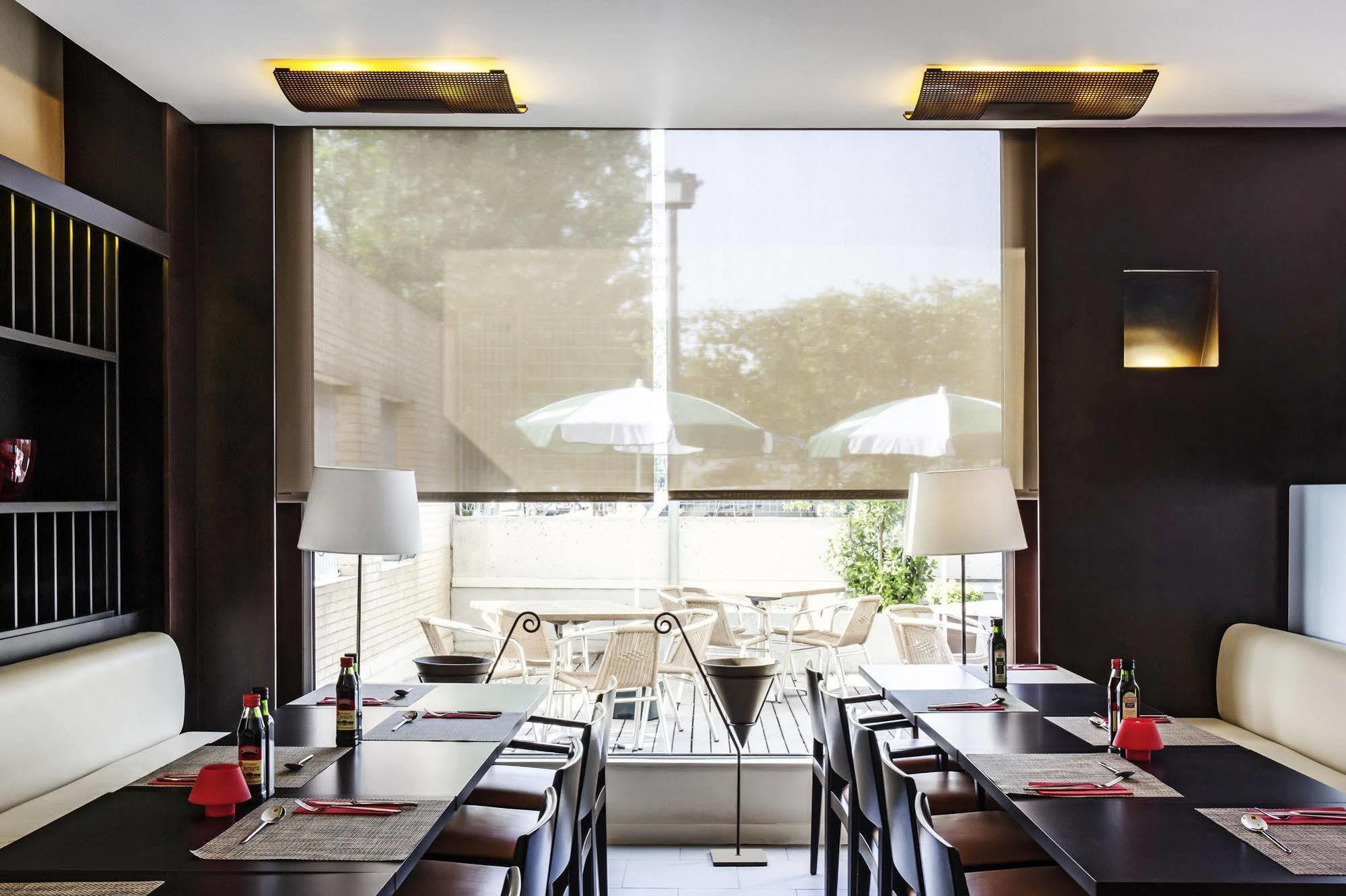 Hotel Ibis Barcelona Molins De Rei Exteriér fotografie